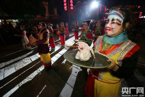 “趕火”迎新年。