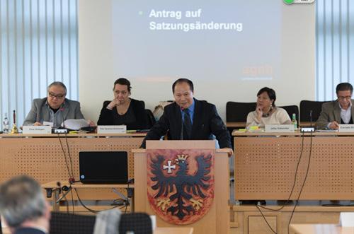 楊明先生(中)在德國黑森州議會發(fā)言提案。