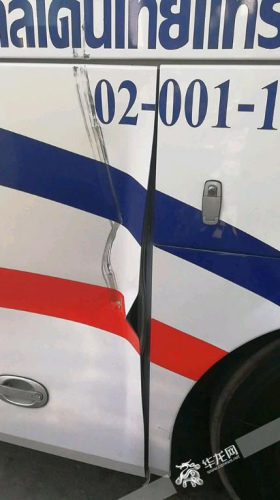 大象撞擊過后的大巴車。上海游客唐先生供圖 華龍網(wǎng)發(fā)