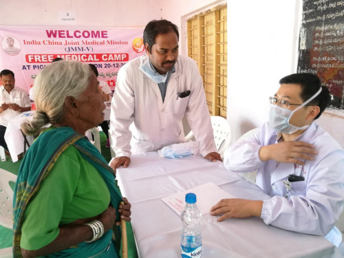 中國醫(yī)療隊為患者義診。