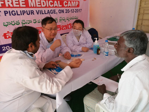 中國醫(yī)療隊為患者義診。