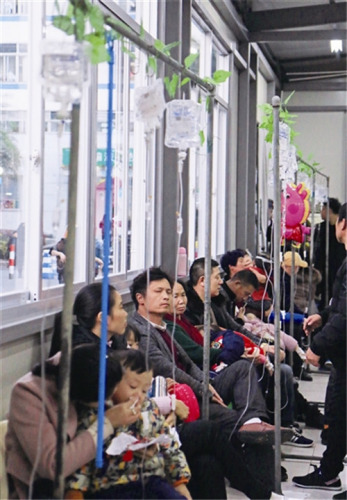溫醫(yī)大二院兒童輸液室座無虛席。