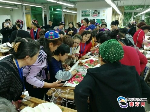 新疆哈密繡娘與潮州繡娘交流經(jīng)驗。