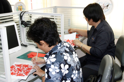 校友們聚精會神的制作。