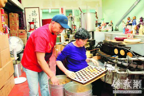 陳展明(左)既是母親的守護者，更是金門餅食公司的守護者。(美國《僑報》/ 陳勇青 攝)