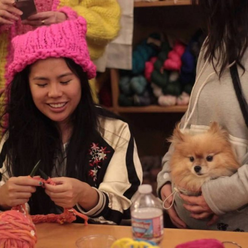 徐景梧從去年才正式開始學(xué)習(xí)織毛線。(美國《世界日報》/徐景梧提供)