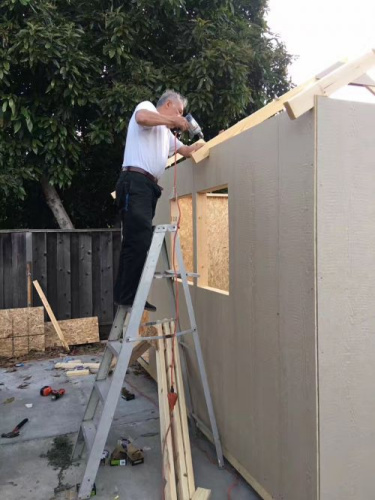 于大爺正在施工中。(美國《僑報》于大爺家人提供)