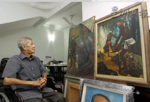 望著一幅幅作品，張?zhí)煜喾路鸹氐缴倌陼r那段時光。(馬來西亞《星洲日報》)