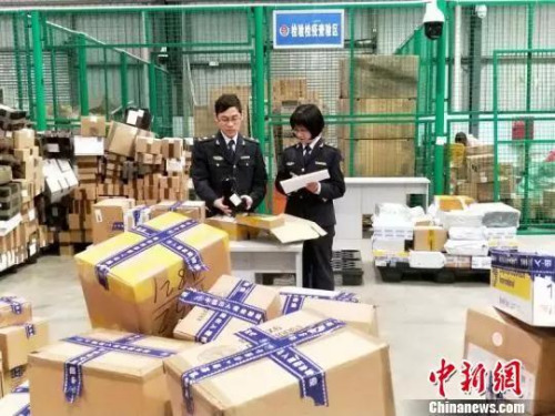 圖為“雙11”期間 四川檢驗(yàn)檢疫局查獲多起違禁商品