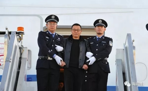 2017年11月7日，賀儉回國投案。圖片來源：中央紀委監(jiān)察部網(wǎng)站