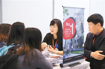 在啟德教育舉辦的留學(xué)咨詢會(huì)上，不少低齡學(xué)子與家長咨詢出國留學(xué)的相關(guān)問題。