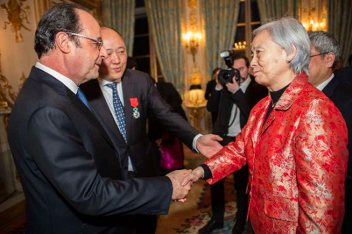 經(jīng)法國外交部推薦，時任法國總統(tǒng)奧朗德于2017年4月14日簽發(fā)頒獎令，授予旅法著名中醫(yī)專家、巴黎時空針灸研究院院長朱勉生榮譽軍團騎士勛章。這是法國首次授予一位中醫(yī)專家榮譽軍團勛章。圖為授勛前，奧朗德與朱勉生院長握手。（《歐洲時報》）