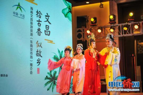 圖為現(xiàn)場(chǎng)瓊劇演出?！↑S良策 攝