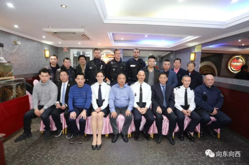 巴黎第二警區(qū)負(fù)責(zé)人在美麗城新蓬萊酒家與巴黎美麗城聯(lián)合商會(huì)成員及部分僑社代表召開(kāi)座談會(huì)。（《歐洲時(shí)報(bào)》/黃冠杰 攝）