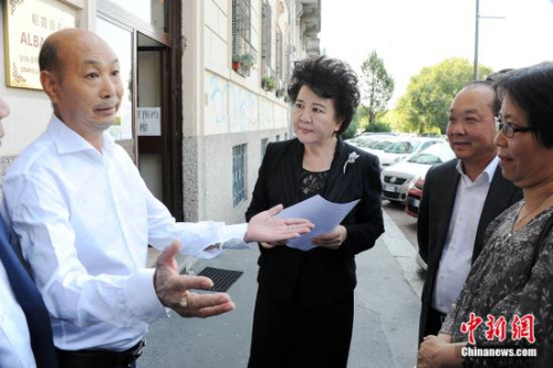 當(dāng)?shù)貢r(shí)間8月24日，中國(guó)國(guó)務(wù)院僑務(wù)辦公室主任裘援平率團(tuán)訪問意大利，看望當(dāng)?shù)厝A僑華人。圖為裘援平當(dāng)天向浙江省文成縣人民法院在米蘭聘請(qǐng)的海外調(diào)解員了解當(dāng)?shù)貎S胞維權(quán)狀況。<a target='_blank' >中新社</a>記者 彭大偉 攝