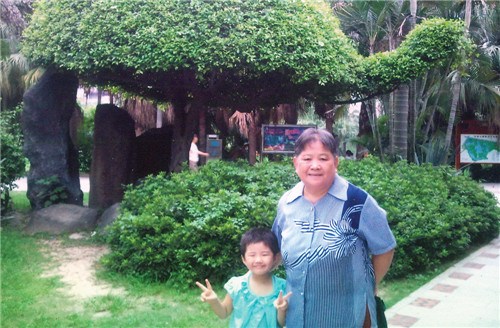 江秀鳳與外孫女合影。