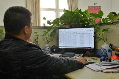 報(bào)賬教師在網(wǎng)上認(rèn)真填寫報(bào)賬清單。