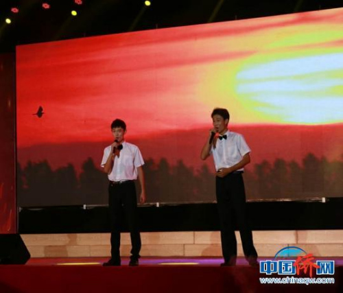 海南華僑中學(xué)“2018年元旦師生同臺(tái)文藝匯演”形式多樣?！堒缫?攝