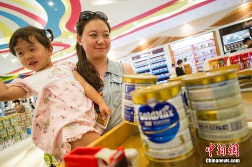 游客選購免稅奶粉。<a target='_blank' >中新社</a>發(fā) 駱云飛 攝