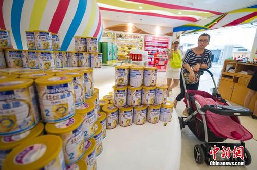 資料圖：游客在海南三亞海棠灣免稅購物中心選購免稅奶粉。<a target='_blank' >中新社</a>發(fā) 駱云飛 攝