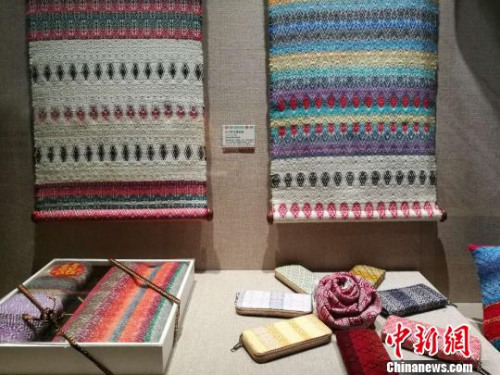 圖為精美的“壯太同紋錦”制品?！『h(yuǎn)航 攝