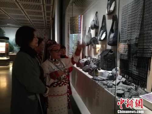 圖為連美惠向昆明市民介紹“壯太同紋錦”。　胡遠(yuǎn)航 攝