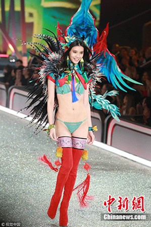 中國模特奚夢瑤在2016“維多利亞的秘密”時裝秀上的中國風造型。（圖片來源：視覺中國）