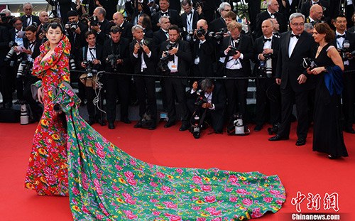 資料圖：華人高級定制設計師胡社光設計的“紅綠大花棉襖”禮服驚艷亮相第68屆戛納電影節(jié)紅毯。（<a target='_blank' >中新社</a>記者 龍劍武 攝）