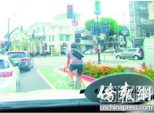 新經(jīng)濟下，華人網(wǎng)約車司機在洛杉磯街頭尋找客源。(美國《僑報》/翁羽 攝)