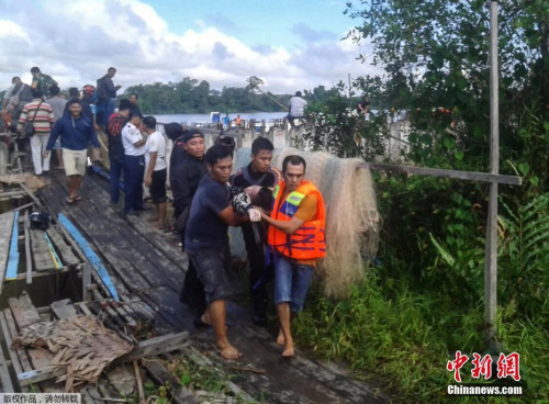 圖為傷者被送往醫(yī)院。