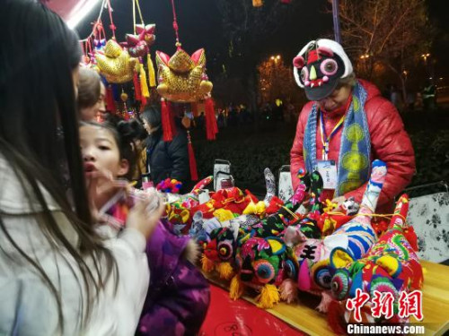 圖為民間工藝品布老虎展示。　董飛 攝