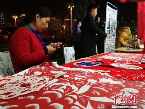 圖為非遺傳承人在剪窗花?！《w 攝