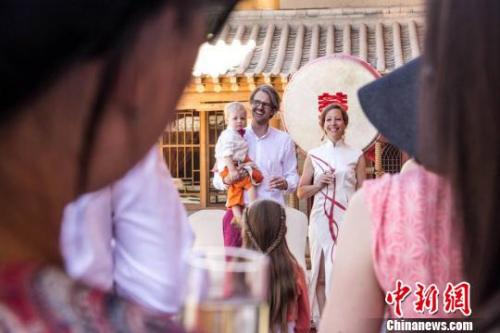 資料圖:德國夫妻 (中國新聞網(wǎng) 王斌銀攝) 資料圖:德國夫妻 (中國新聞網(wǎng) 王斌銀攝)