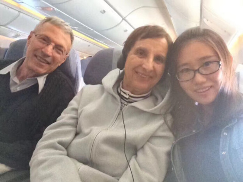 攝于飛機上，我與鄰座的老夫婦。