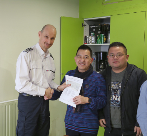 法華工商聯(lián)合會(huì)會(huì)長戴安友(中)、秘書長張雷(右)代表協(xié)會(huì)，將善款送到了赫貢(左)手中。(圖片來源：歐洲時(shí)報(bào)記者孔帆 攝)