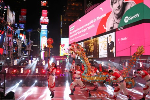 重慶銅梁龍舞為時報(bào)廣場跨年夜活動熱鬧開場。(美國《世界日報(bào)》/洪群超 攝)