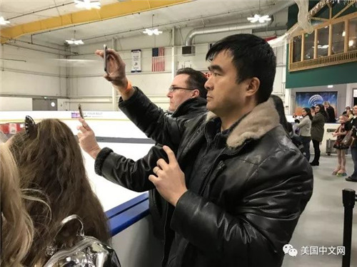 Ryan Xie上臺領獎時父親在場下全程記錄