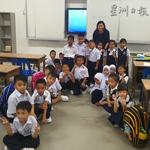 學校新生合影 (馬來西亞《星洲日報》) 學校新生合影 (馬來西亞《星洲日報》)