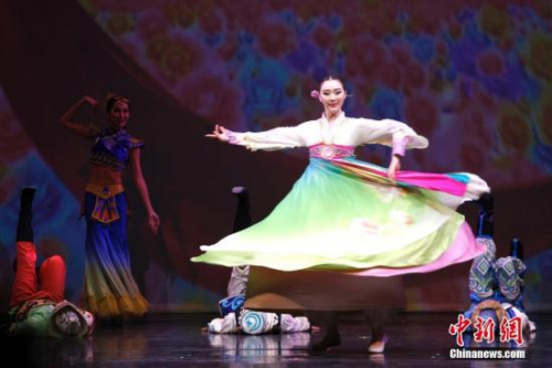 資料圖：當(dāng)?shù)貢r(shí)間2017年2月20日晚，2017“文化中國·四海同春”北美代表團(tuán)在加拿大經(jīng)濟(jì)重鎮(zhèn)卡爾加里上演大型歌舞劇《傳奇》。圖為開場舞蹈《快樂舞步》。<a target='_blank' >中新社</a>記者 余瑞冬 攝