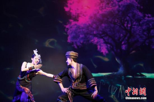 資料圖：當(dāng)?shù)貢r(shí)間2017年2月13日晚，2017“文化中國·四海同春”北美代表團(tuán)在加拿大溫哥華女王劇院上演大型歌舞劇《傳奇》，為溫哥華華僑華人送上新春祝福。圖為仡佬族歌舞。 <a target='_blank' >中新社</a>記者 余瑞冬 攝