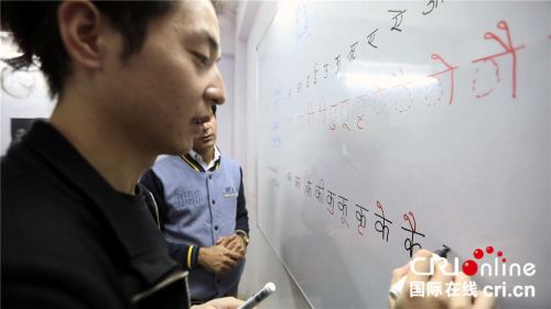 樂樂和波波上印地語課。