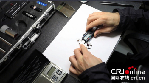 波波在為朋友鑒定珠寶。