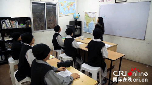 樂樂在佛光山做義工教沙彌漢語。