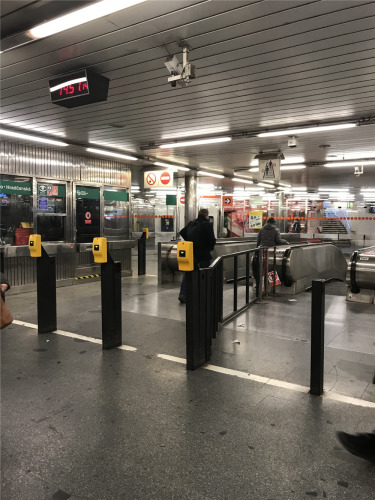 地鐵刷卡口。