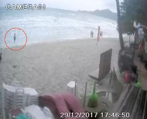 監(jiān)控視頻畫面，紅圈中為失蹤男子。圖片來(lái)源：泰國(guó)《世界日?qǐng)?bào)》