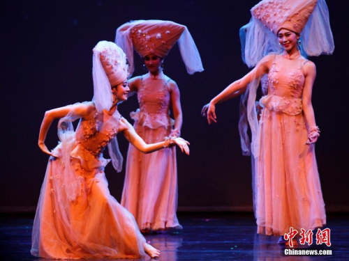 當(dāng)?shù)貢r(shí)間2月20日晚，國(guó)務(wù)院僑務(wù)辦公室組派的2017“文化中國(guó)·四海同春”北美代表團(tuán)在加拿大經(jīng)濟(jì)重鎮(zhèn)卡爾加里上演大型歌舞劇《傳奇》。這也是該藝術(shù)團(tuán)在美國(guó)、加拿大七城慰?jī)S巡演的最后一場(chǎng)演出。圖為劇中的壯族舞蹈《水色》。<a target='_blank' >中新社</a>記者 余瑞冬 攝