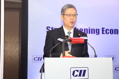 中國前副外長何亞非作主旨發(fā)言。