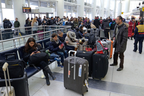 航空公司航班取消，旅客在機(jī)場(chǎng)滯留。(美國(guó)《世界日?qǐng)?bào)》/朱澤人 攝)