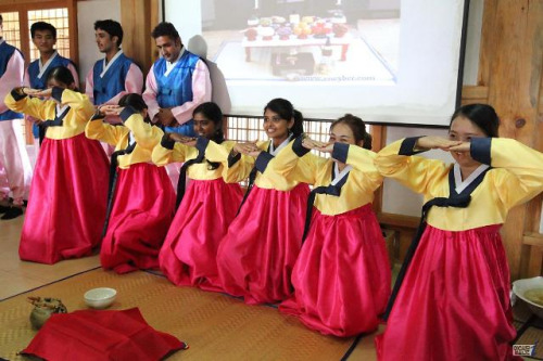 留學(xué)生學(xué)習(xí)韓國文化。 （韓國亞洲經(jīng)濟(jì)網(wǎng)）