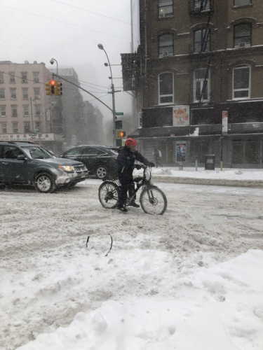 華埠外賣郎，風雪中上路送餐。（美國《世界日報》/金春香 攝）
